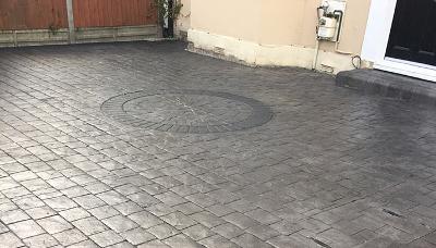 Pattern imprinted concrete driveway